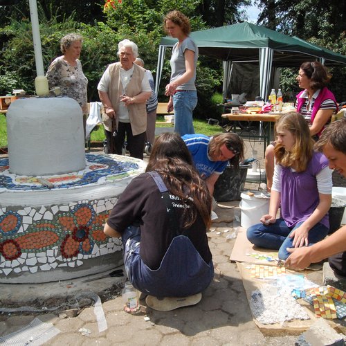 Bau der Mosaikbank für den Skulpturenpark (2011)