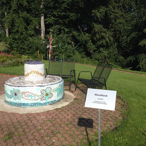 Die Mosaikbank im Skulpturenpark lädt zum Verweilen ein.